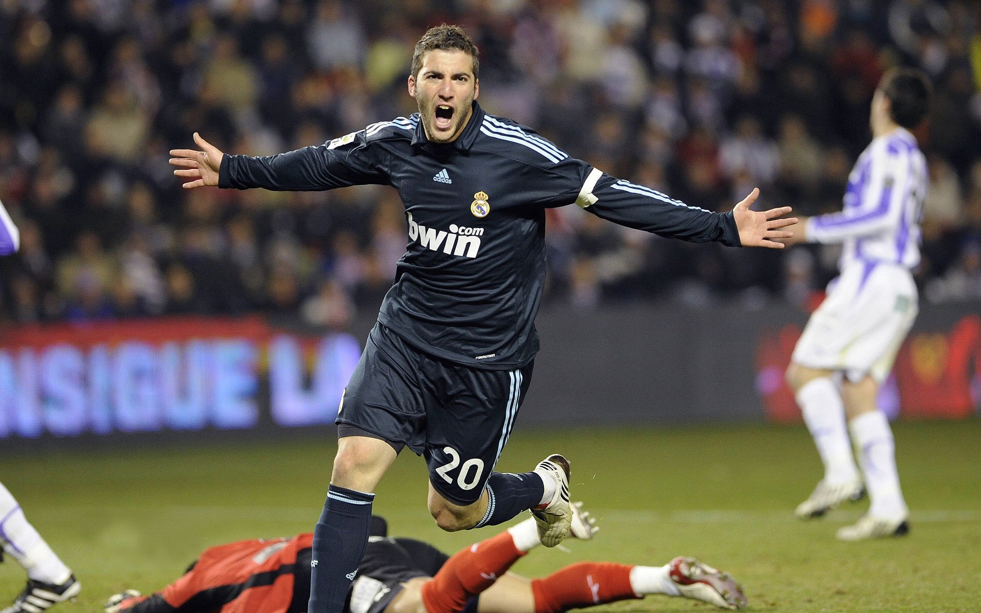 内马尔伤退，影响PSG攻击线发挥，内马尔shox r4